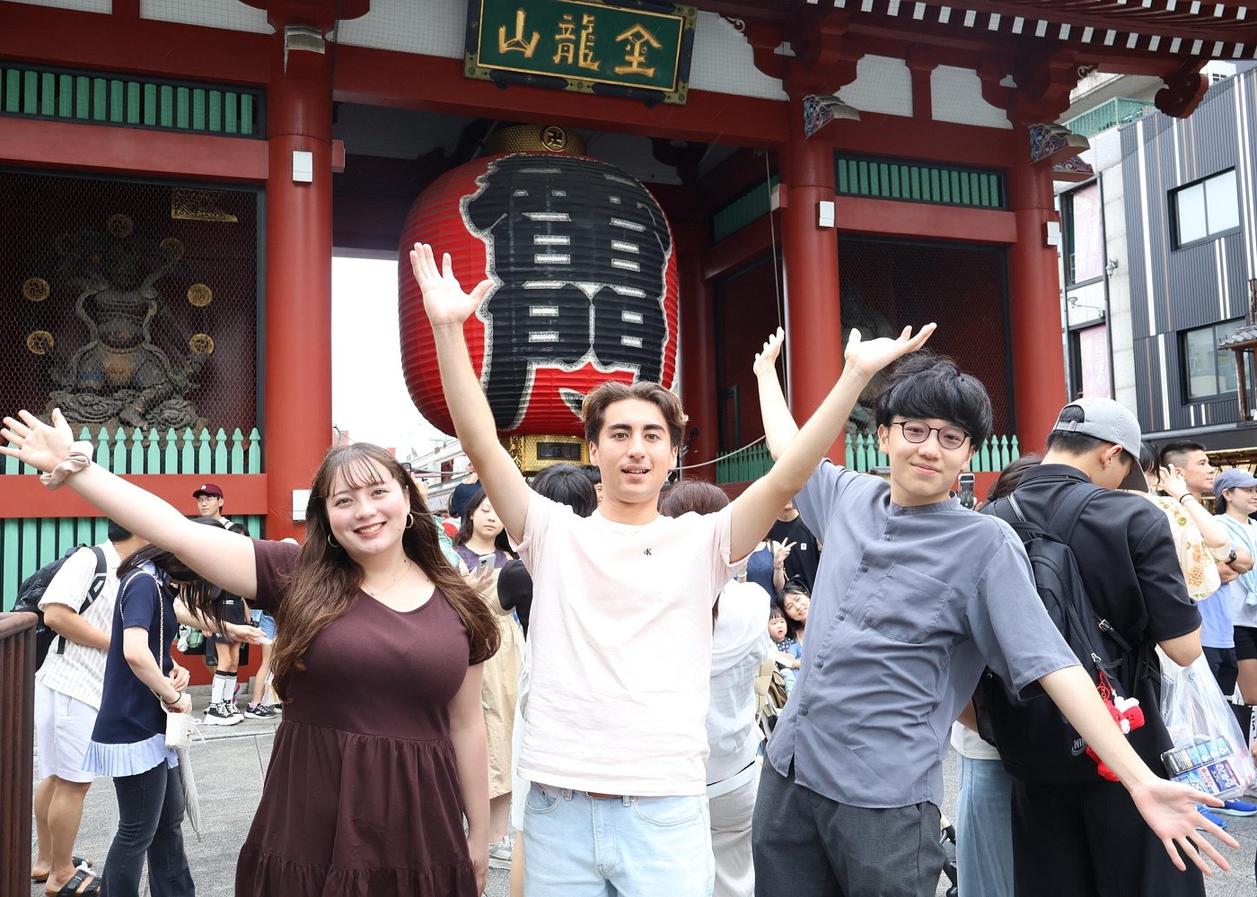 Travelers having fun in front of Kaminarimon gate in Asakusa