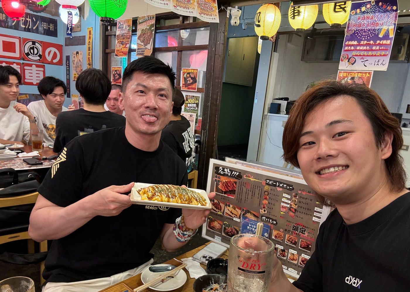 Tokyo: Private Shibuya Bar Crawl Tour -3 Drinks & Local Foods-